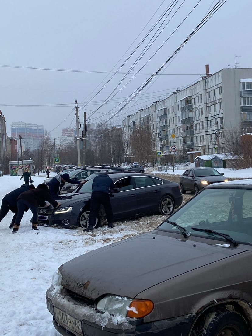 Родители толкают машины: на парковке школы №73 не чистят снег