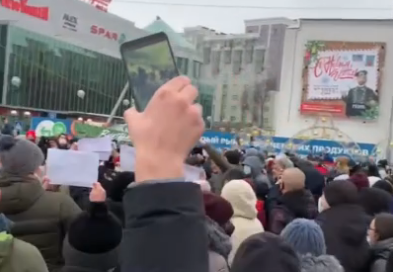 Отправляются на Ленина: протестующие покидают площадь Победы