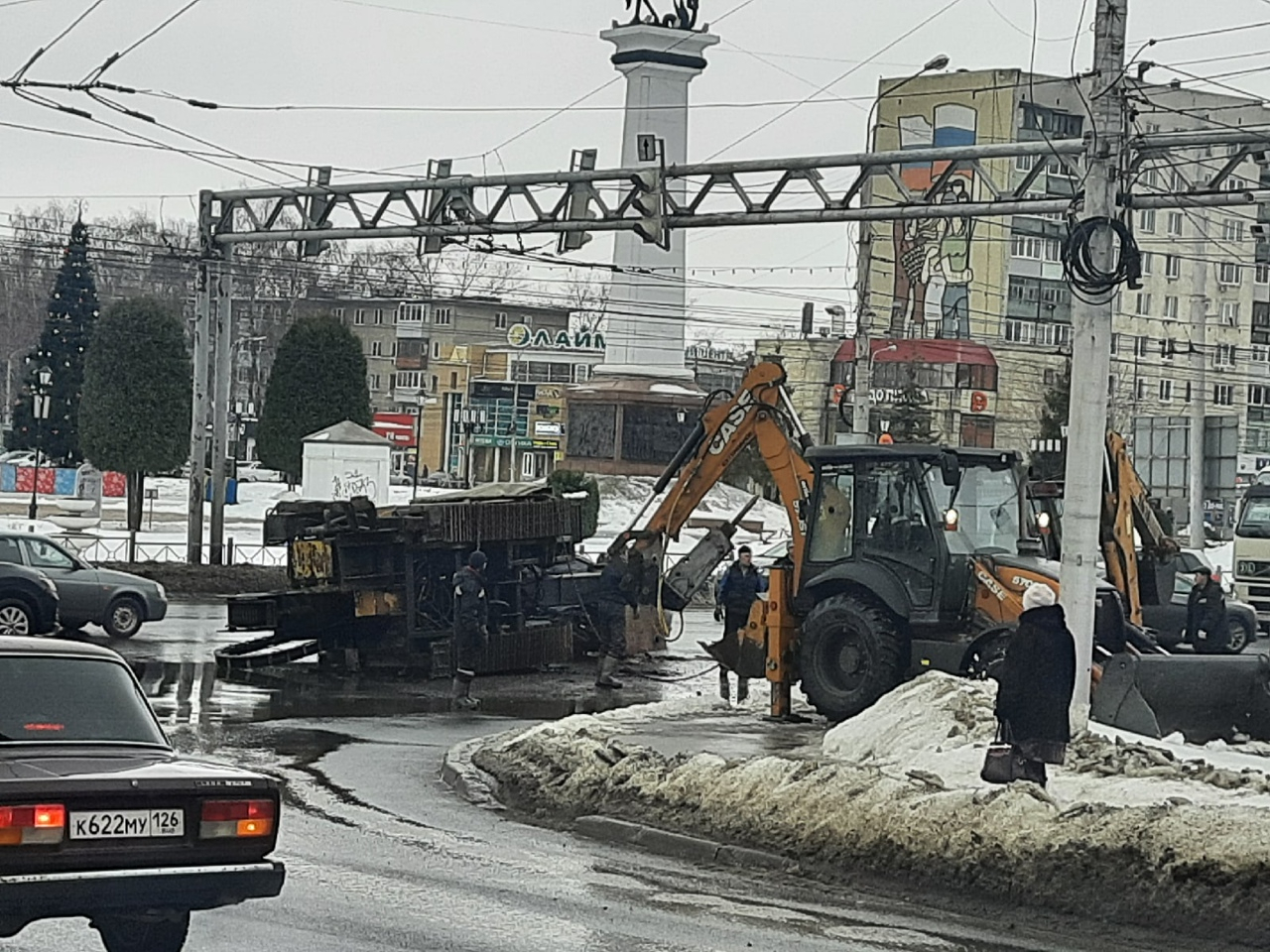 Напротив Дворца торжеств: на Московском шоссе перевернулся асфальтоукладчик