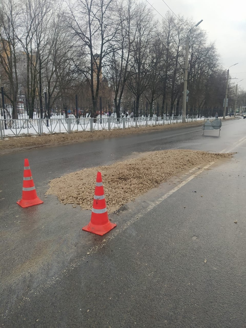 Асфальт сошел со снегом: в администрации ответили на жалобу по поводу выбоины в Горроще