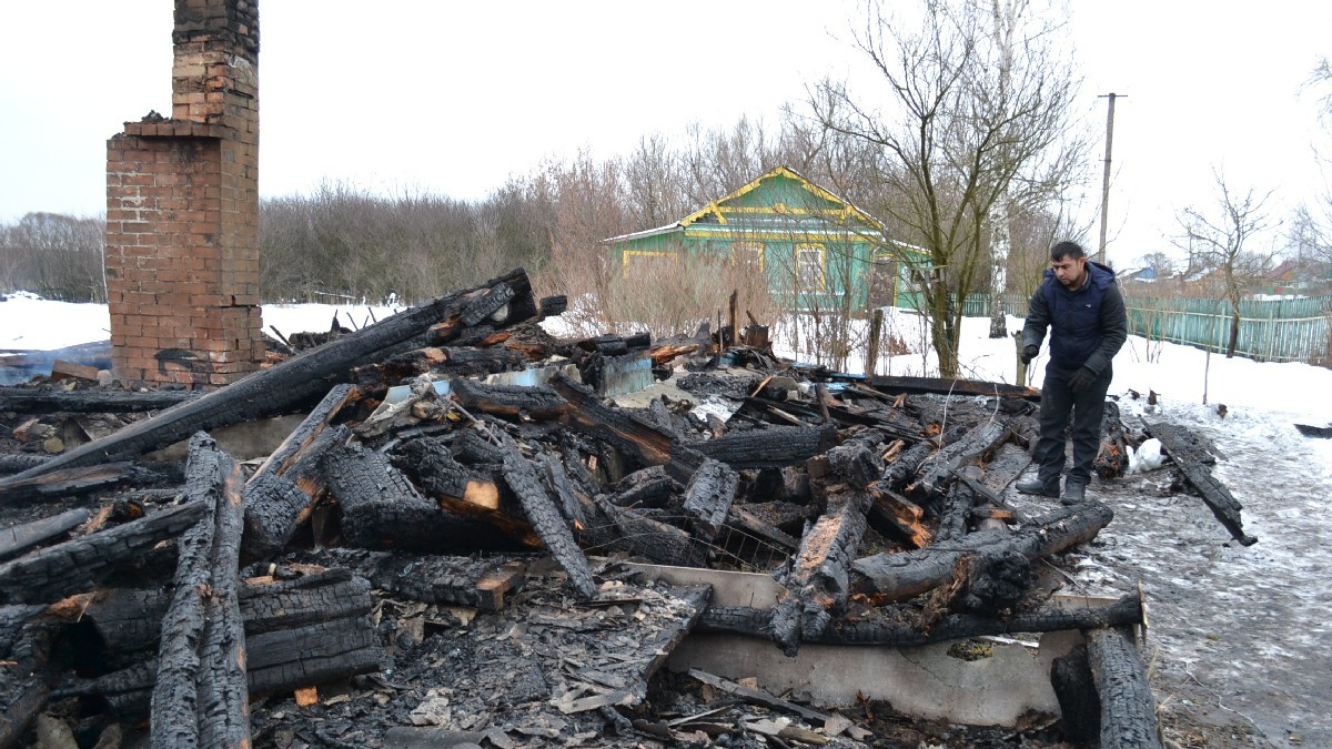 Остался лишь дымоход: в Путятинском селе дотла сгорел дом