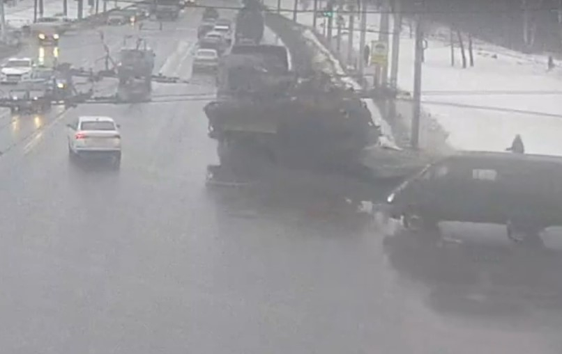 Видео: на Московском шоссе грузовик уронил буровую установку