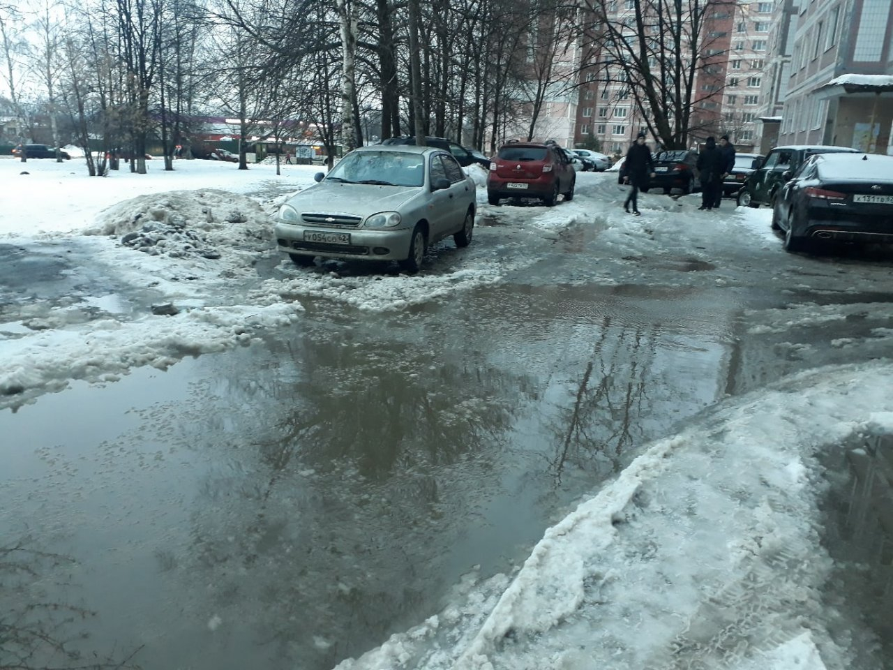 Ливневку надо почистить: жители Касимовского шоссе жалуются на потоп во дворе