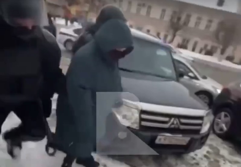 Митинг в Рязани: полицейские задержали пожилую женщину