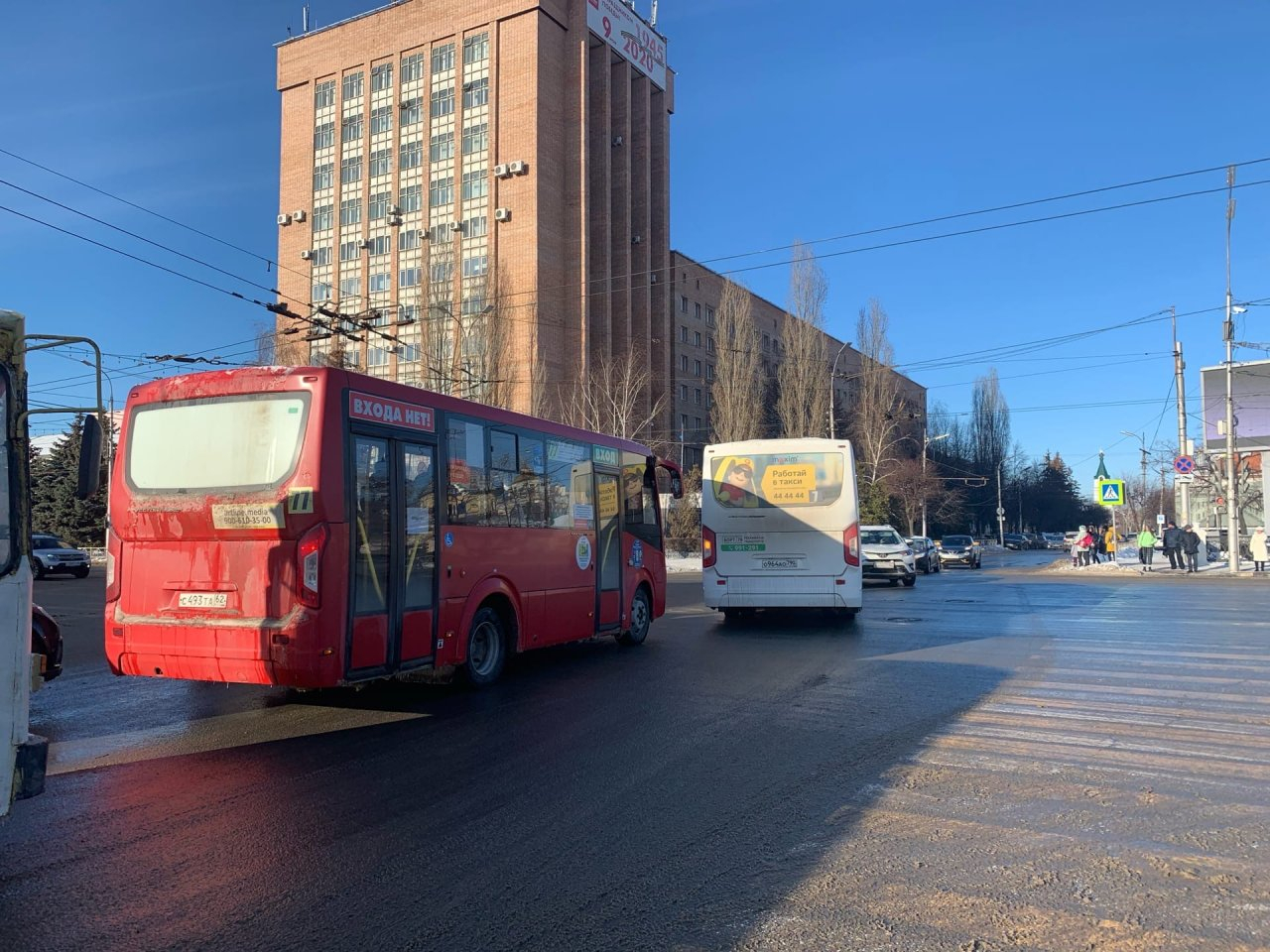 Драки и скандалы с утра: жители Канищева участвуют в боях за места в автобусе