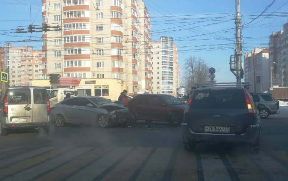 Не работал светофор: в Канищеве столкнулись две легковушки