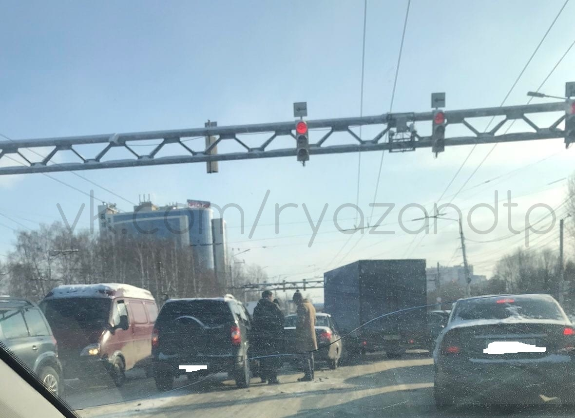 Массовая авария: на Московском столкнулись три автомобиля