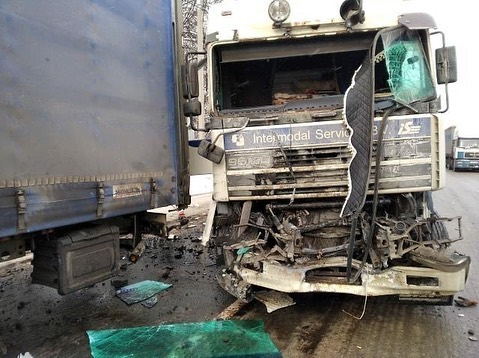Три фуры и легковушка: на Куйбышевском шоссе произошла жесткая авария