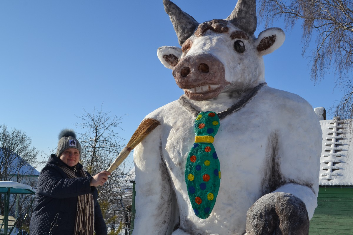 Зовут Василий: жительница Пронска слепила из снега трехметровую скульптуру быка