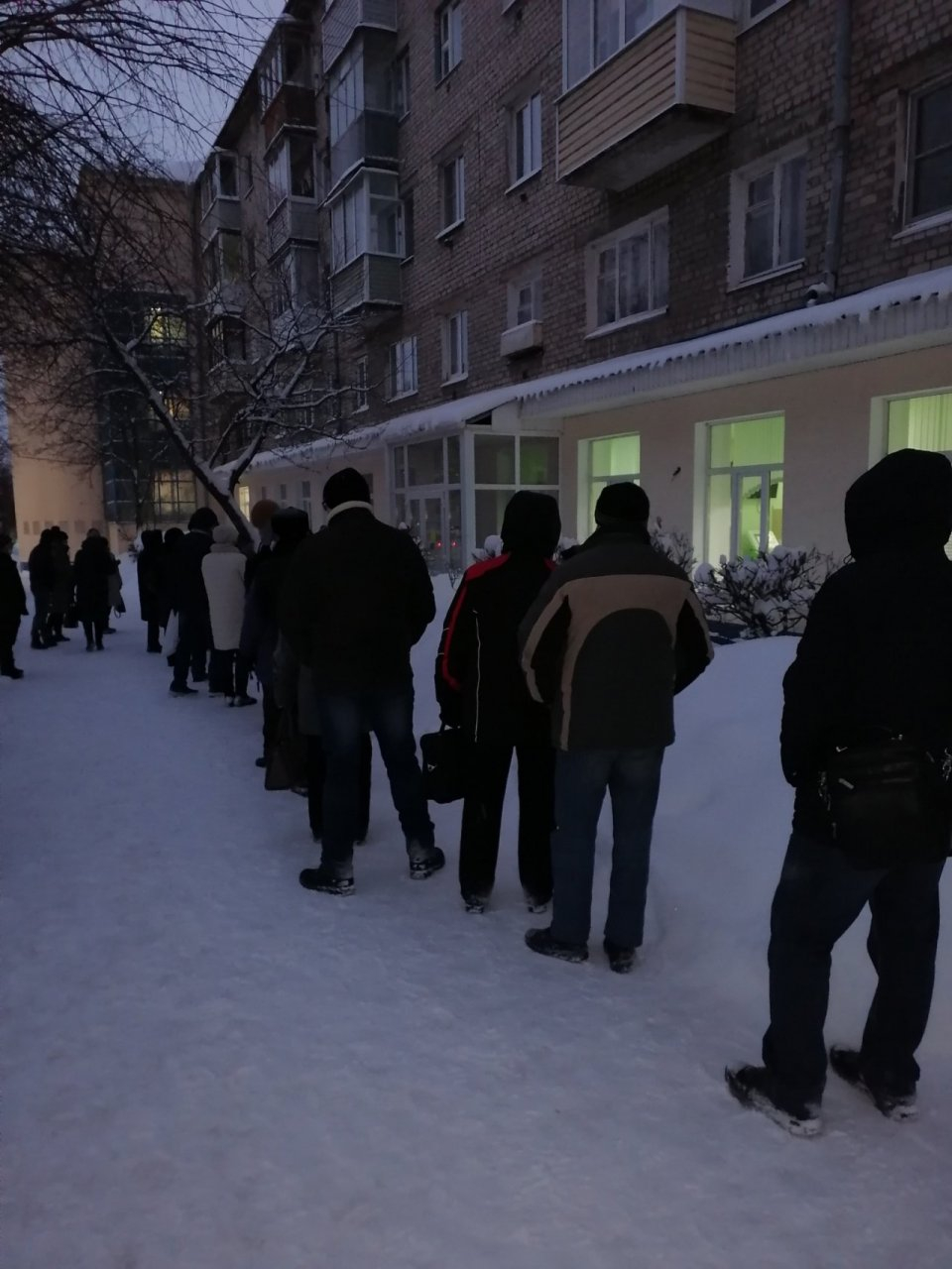 Десятки людей: на Гагарина засняли огромную очередь к поликлинике №6