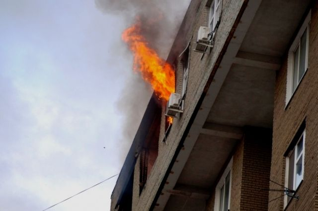 Приехали сразу: на Введенской в Рязани загорелась квартира
