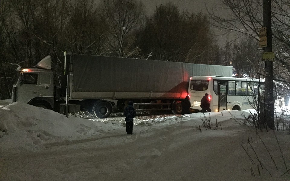 Из-за нечищенных дорог: в Рязани столкнулись фура и автобус