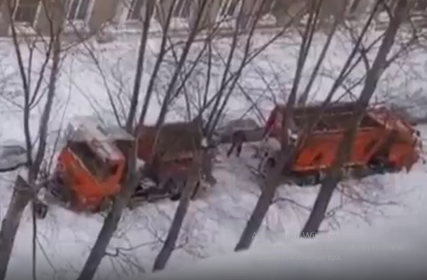 Пали в неравной борьбе: в Приокском снегоуборочная техника застряла в снегу