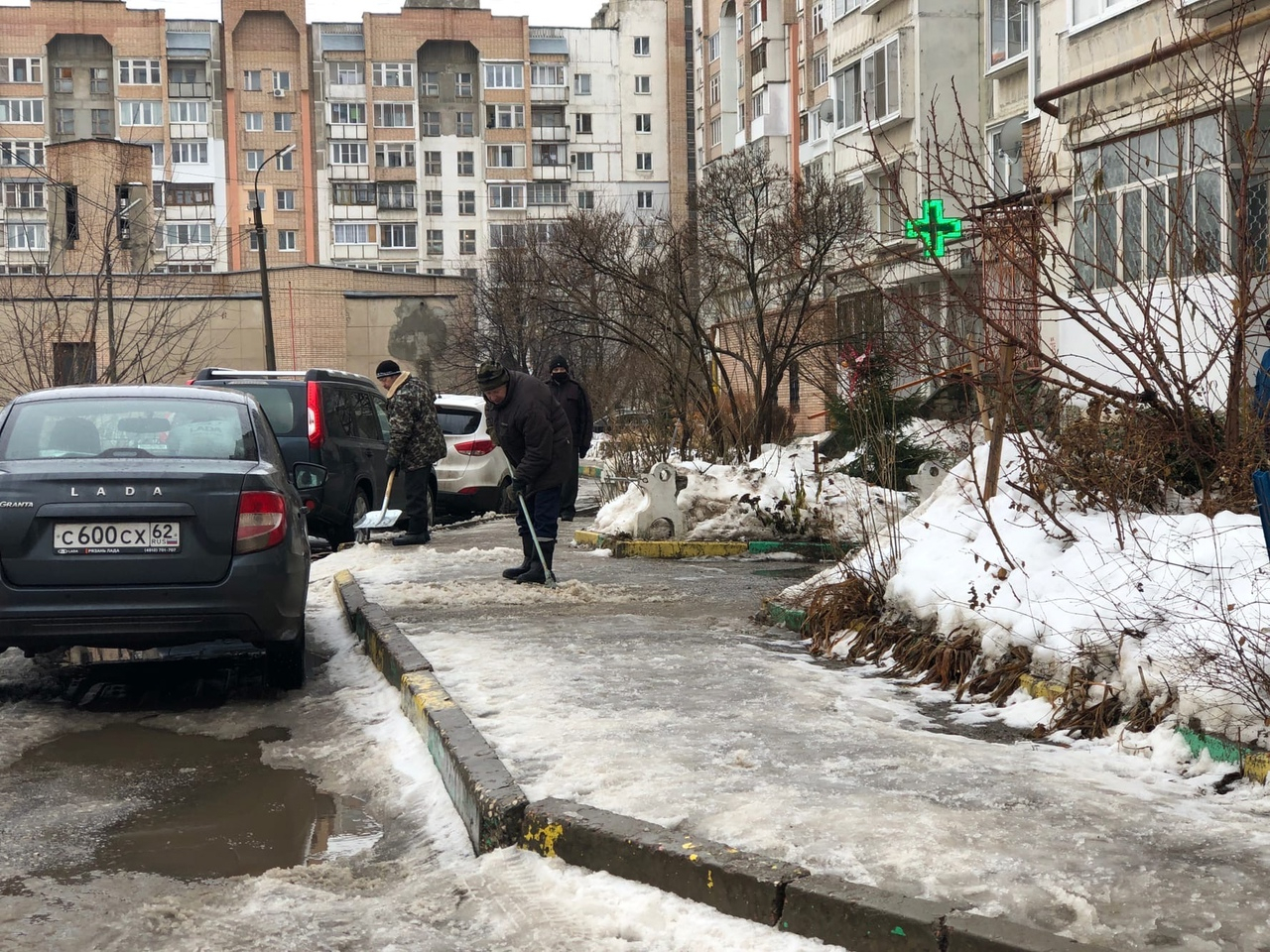 Ещё одна смерть: на Быстрецкой мужчина скончался во время уборки снега