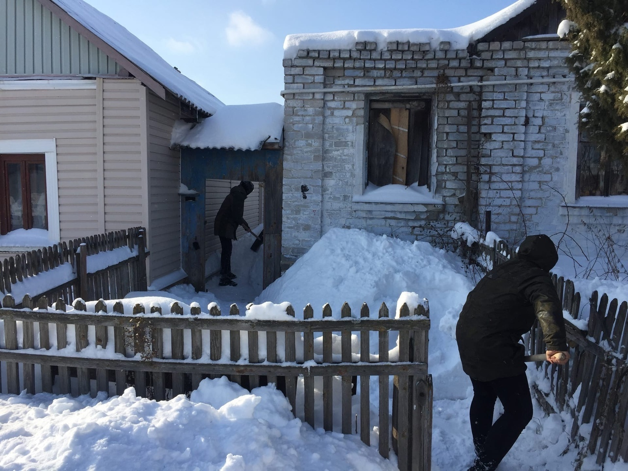 Минутка добра: рязанские студенты вызволили из снежного плена пенсионерку