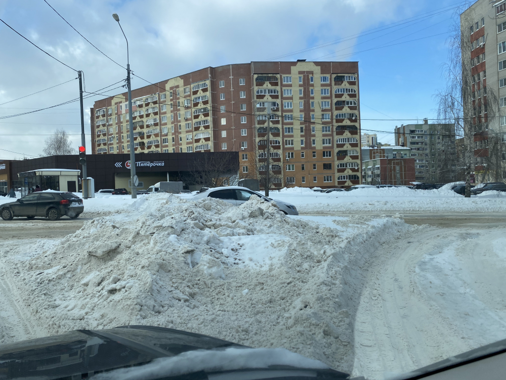 “За всю зиму ни разу не чистили”: жители района Дашково-Песочня жалуются на снежные завалы