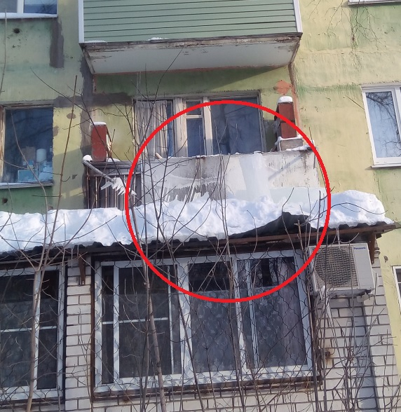 Сломали два балкона: как работники ЖЭУ №9 сосульки с крыш сбивали