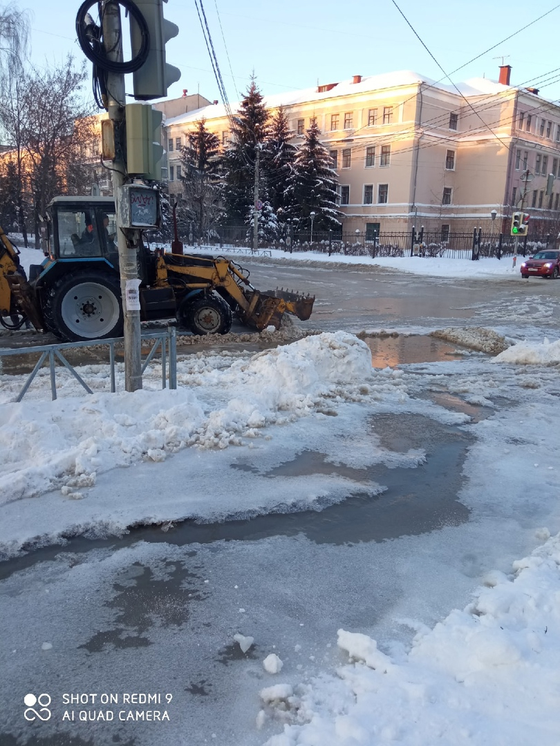Второй прорыв за неделю: на улице Семинарская произошла авария на водопроводе