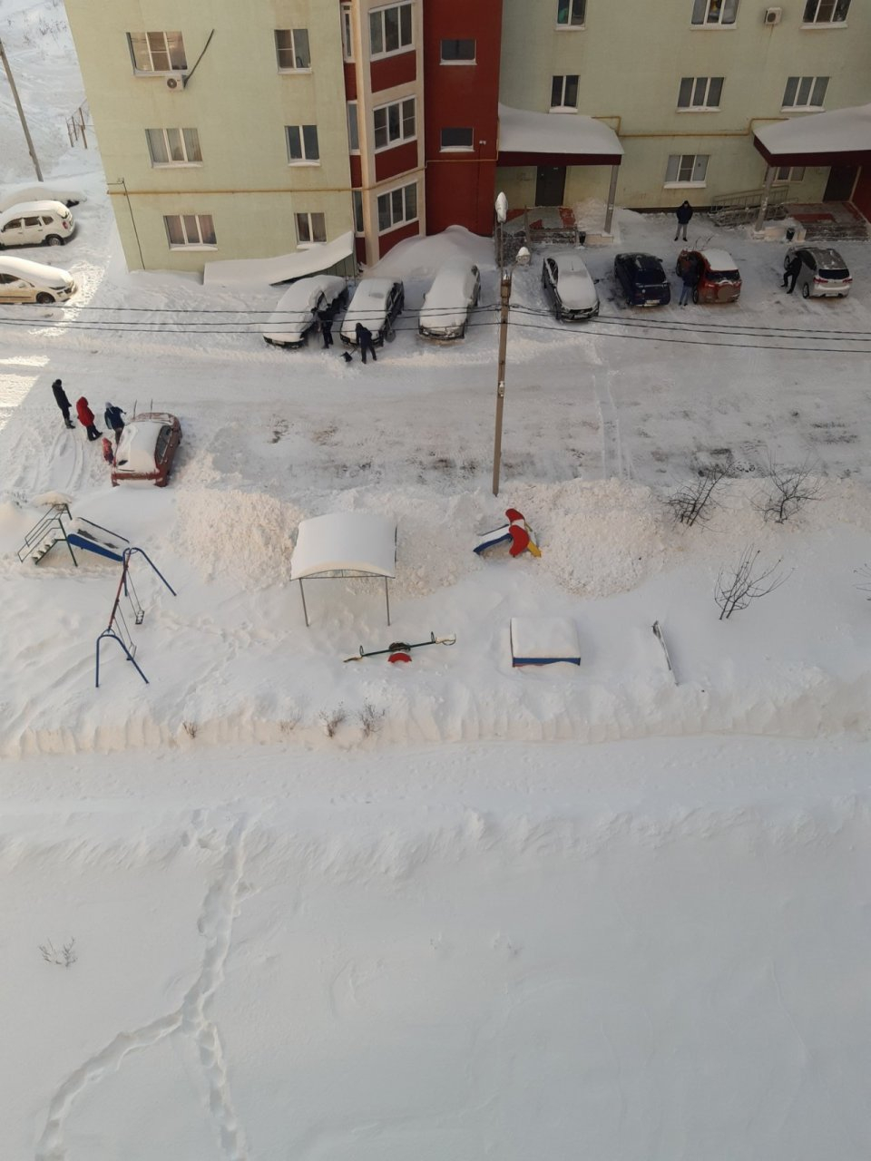 Вывалили на детскую площадку: как на улице Песоченская коммунальщики снег убирали