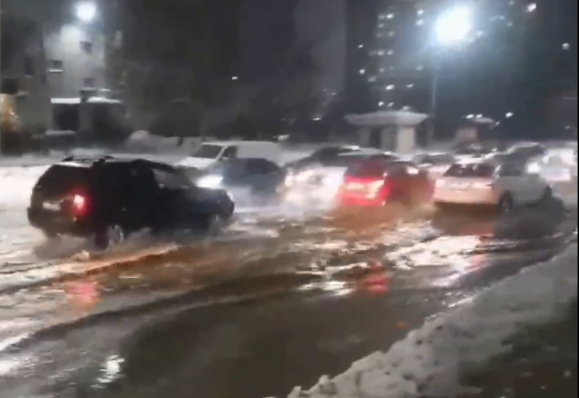 Кругом вода: в Песочне затопило улицу Новосёлов