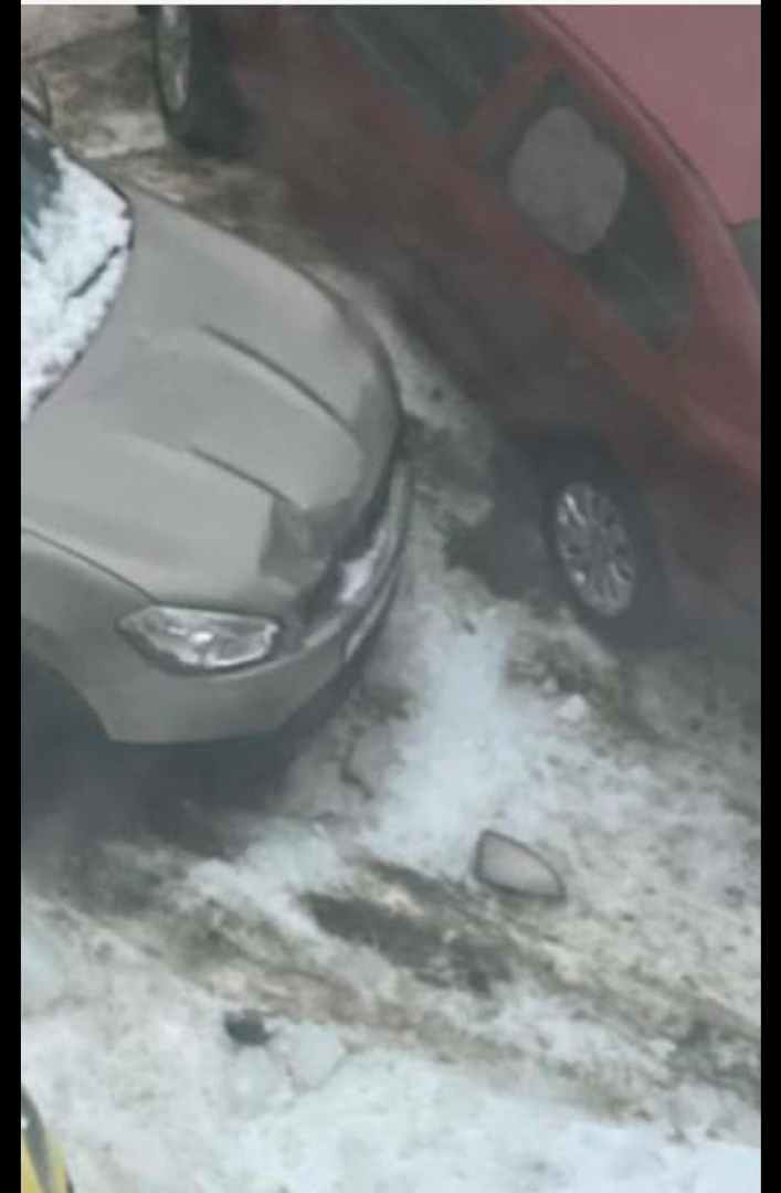 Прилетело: в Рязани на машину упала глыба льда