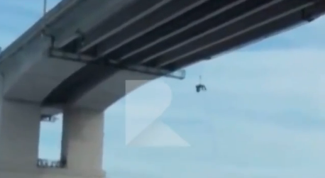 Звал на помощь: мужчина повис на тросах на Солотчинском мосту