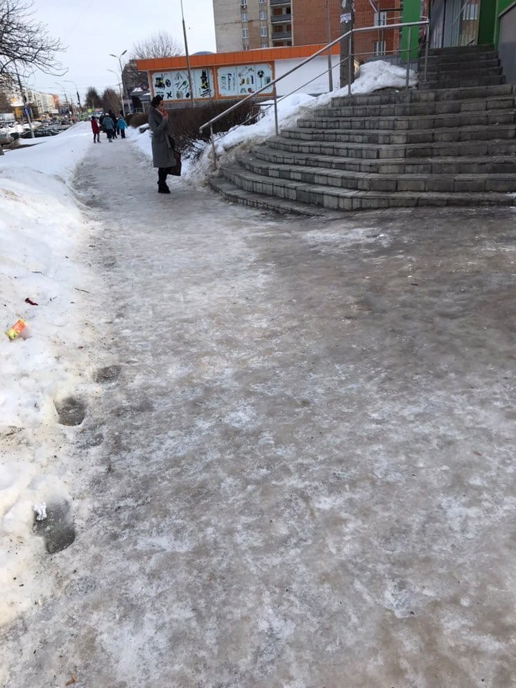 Достаем коньки: тротуар на Новоселов превратился в каток