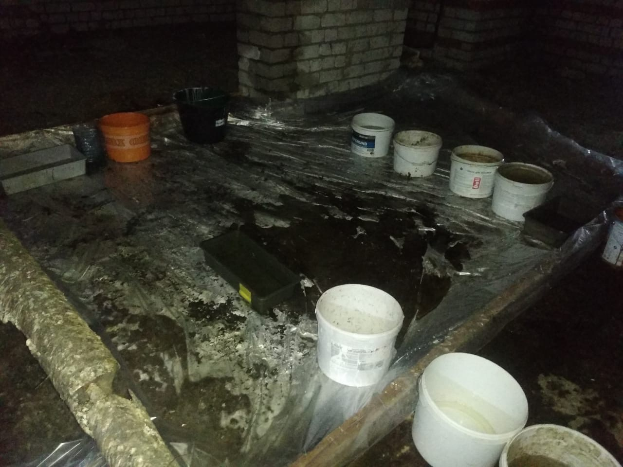 Соорудили ванну из клеенки: как на Грибоедова решают проблемы с затопленной квартирой