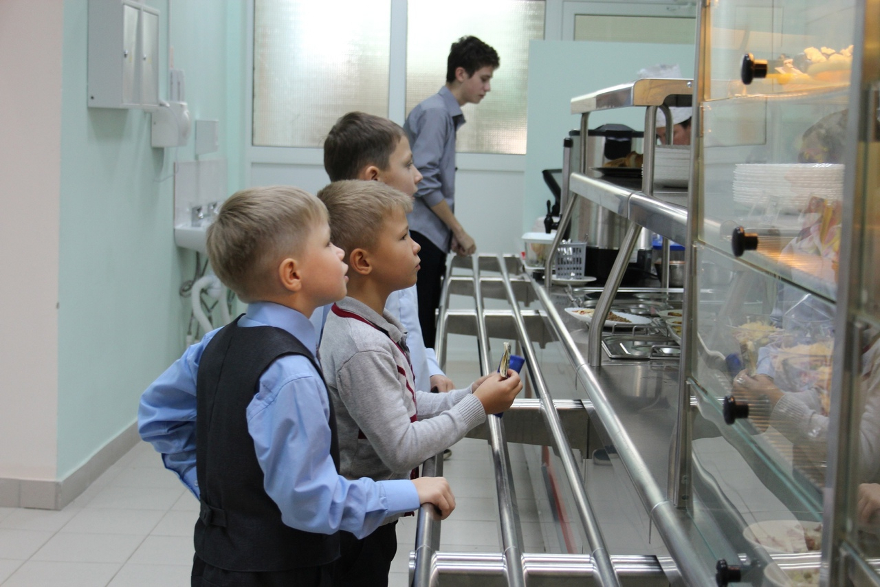 Запустил стрим: Николай Любимов решил проверить качество питания в школе №58
