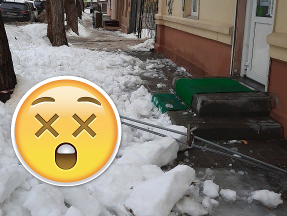 Снег сорвал с крыши на Пожалостина снегозадержатель: реакция мэрии