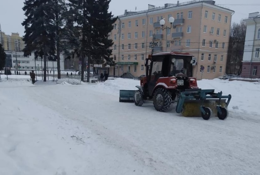Пытаются наверстать: на уборку снега в Рязани вышло 26 единиц техники