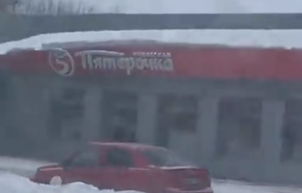 Недолго до трагедии: на Чкалова вывеска магазина едва держится под весом снега