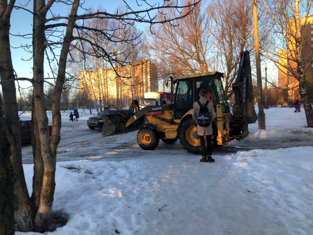 Городские власти вручили безработным лопаты для уборки снега