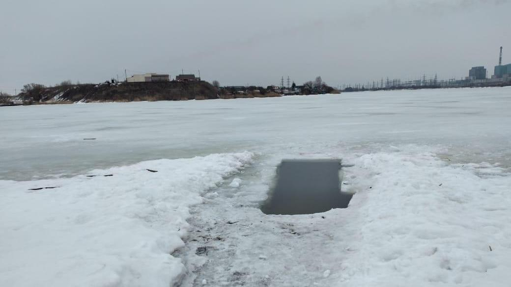 Живы, здоровы: ухоловские рыбаки провалились под лед