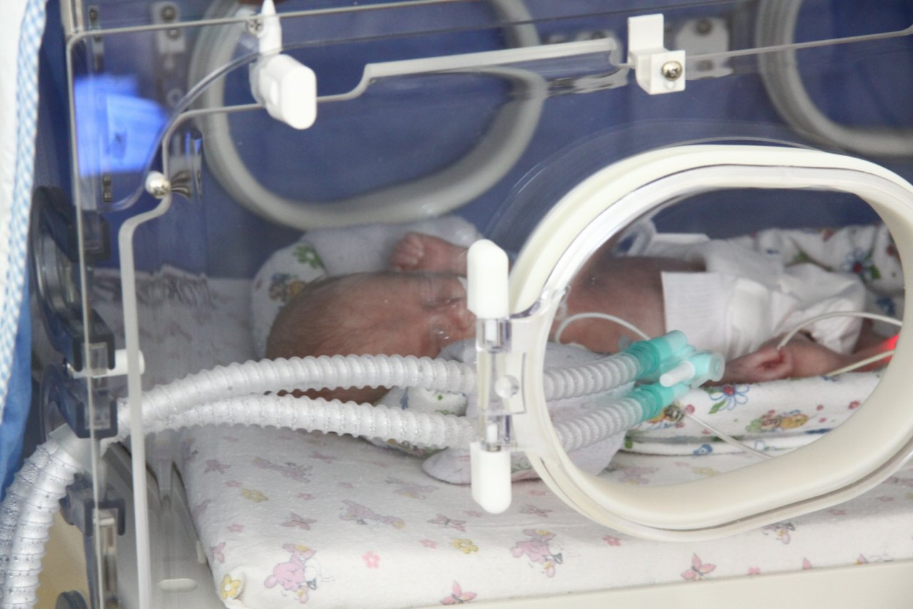 Только пара часов на спасение: рязанские врачи экстренно прооперировали новорожденного малыша