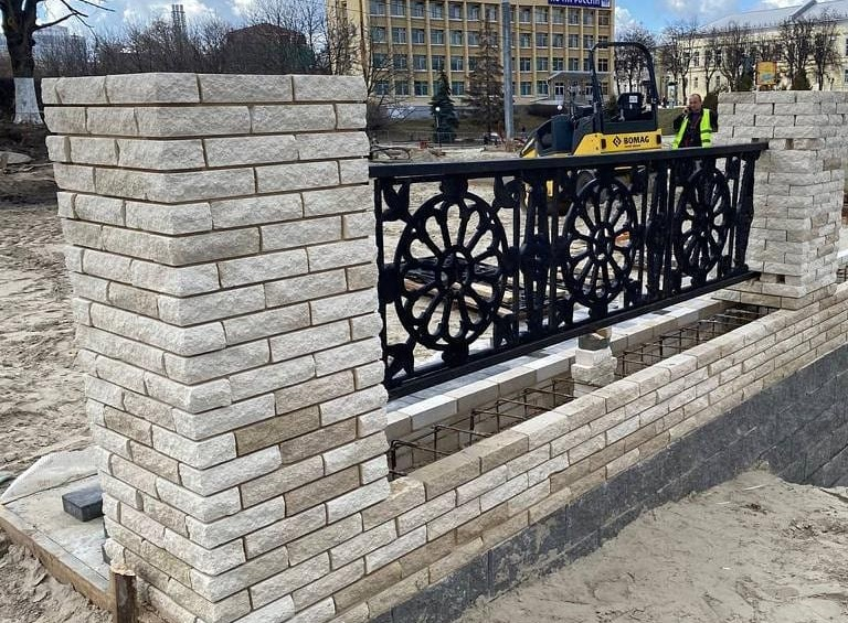 Остальное — летом: рабочие показали часть новой ограды Астраханского моста