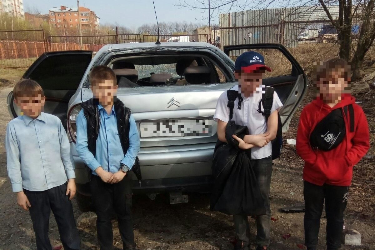 Полиция начала проверку: рязанские школьники разбили припаркованную машину