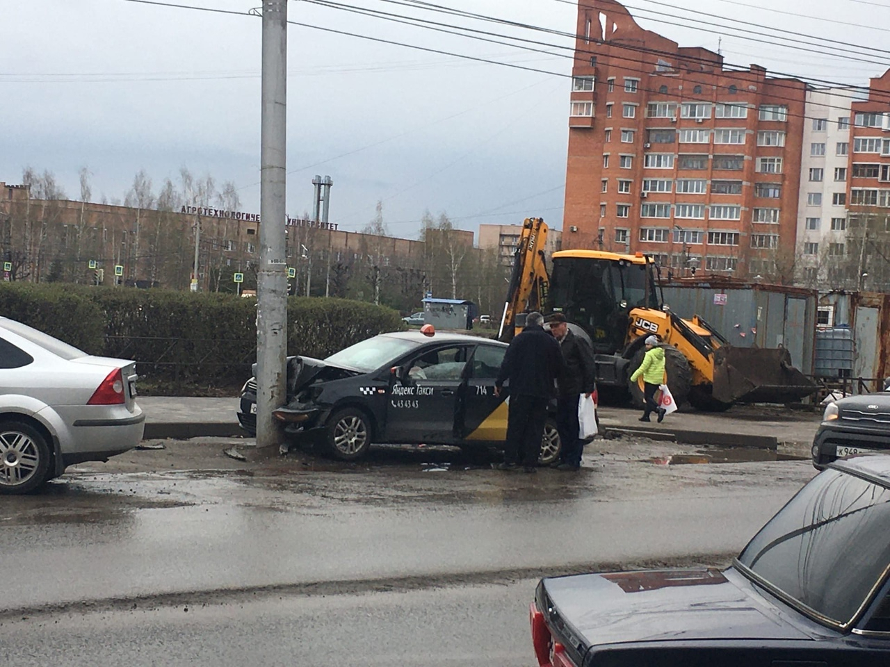 Еще один: на Московском такси влетело в столб