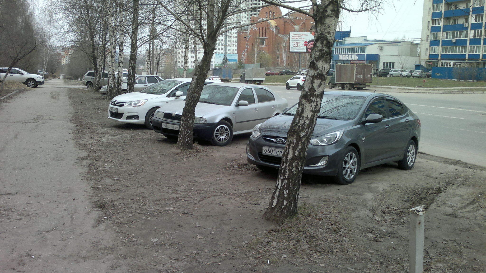 Безобразие: автомобилисты на Новосёлов постоянно паркуются на газоне