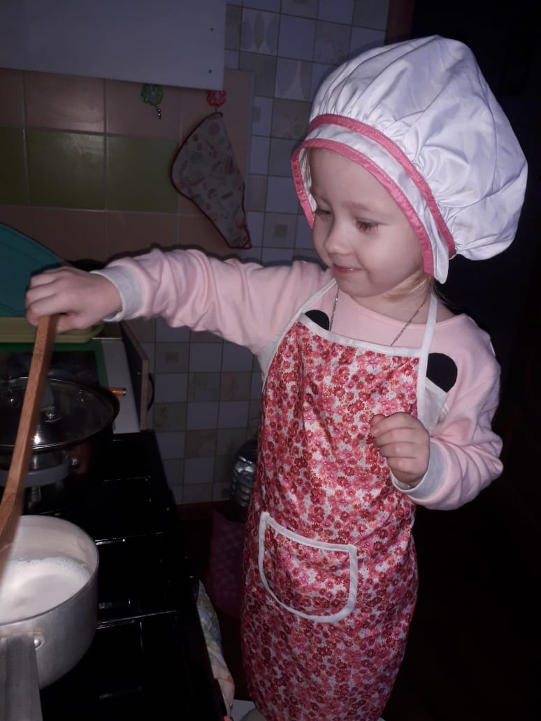 "Я у мамы молодец": Рязанка похвасталась, что дочь научилась готовить кашу