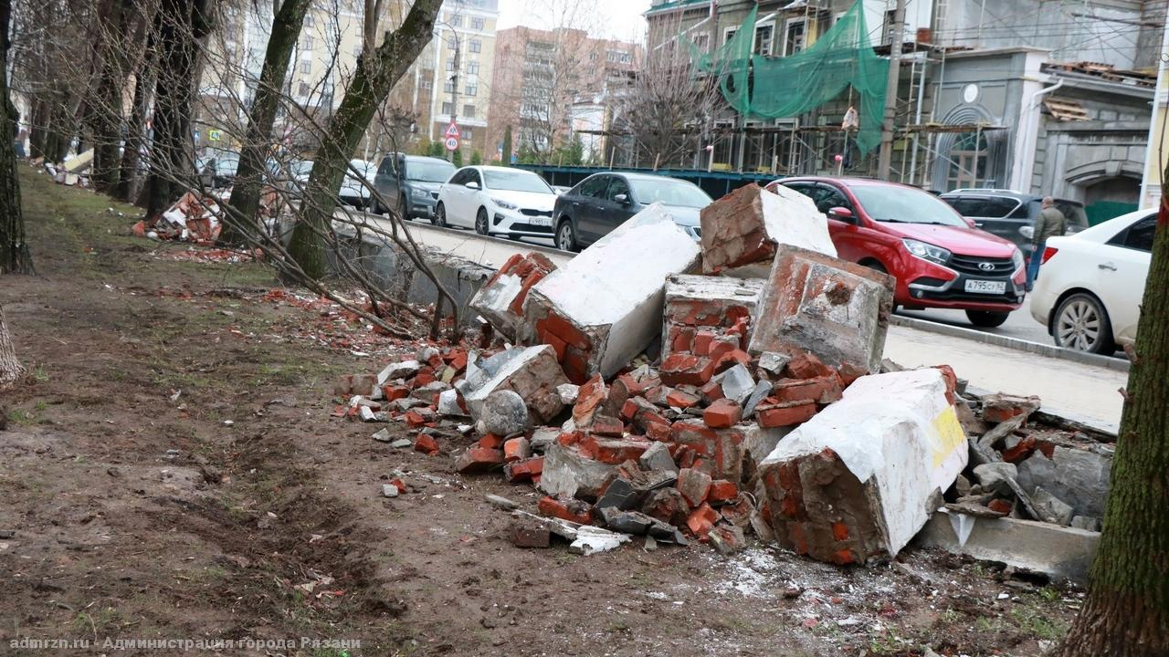 Наташкин парк: разрушенную ограду вывезут до конца недели