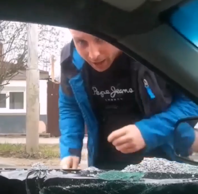Разбил стекло кулаком: рязанец устроил неадекватные разборки на дороге