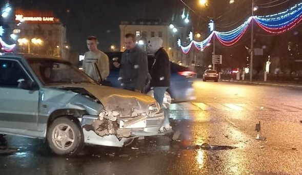 Чудо: в ночной аварии на площади Ленина никто не пострадал