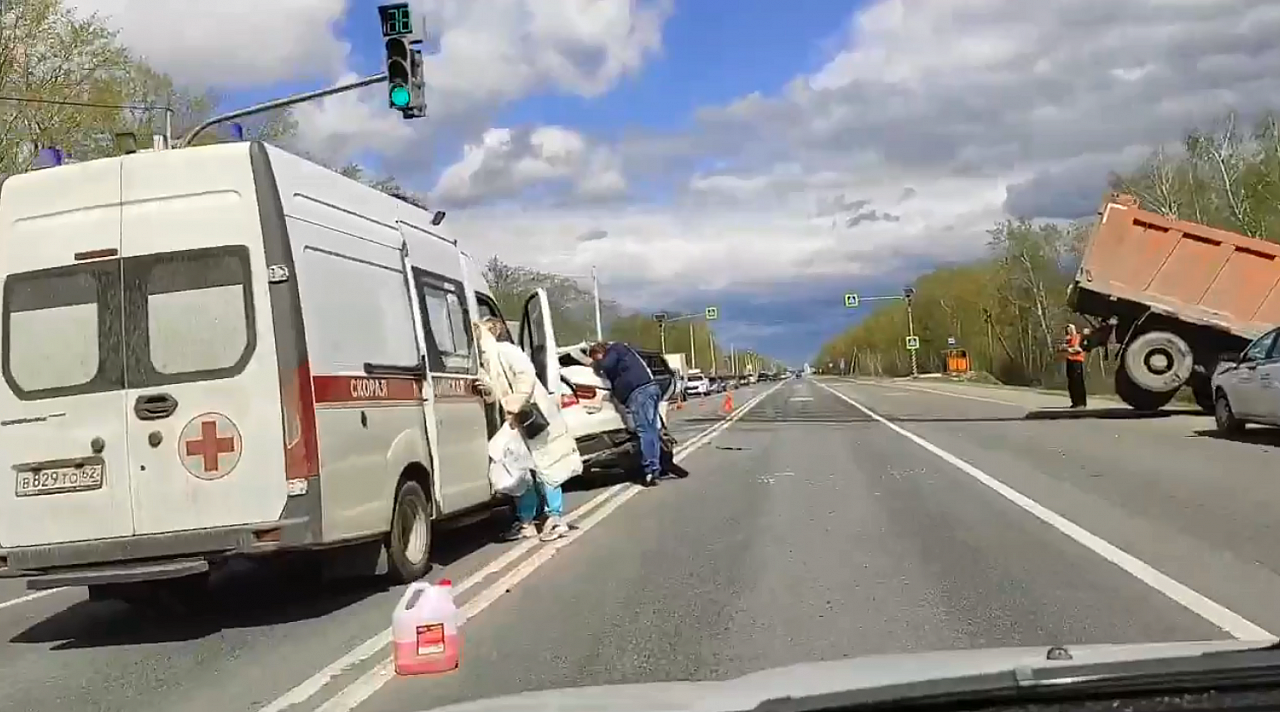 Возле деревни Секиотово грузовик столкнулся с легковушкой: жуткое видео