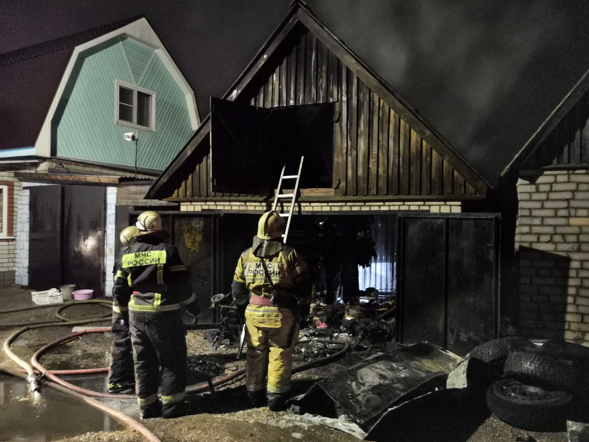МЧС: ночью в Заокском загорелся дом