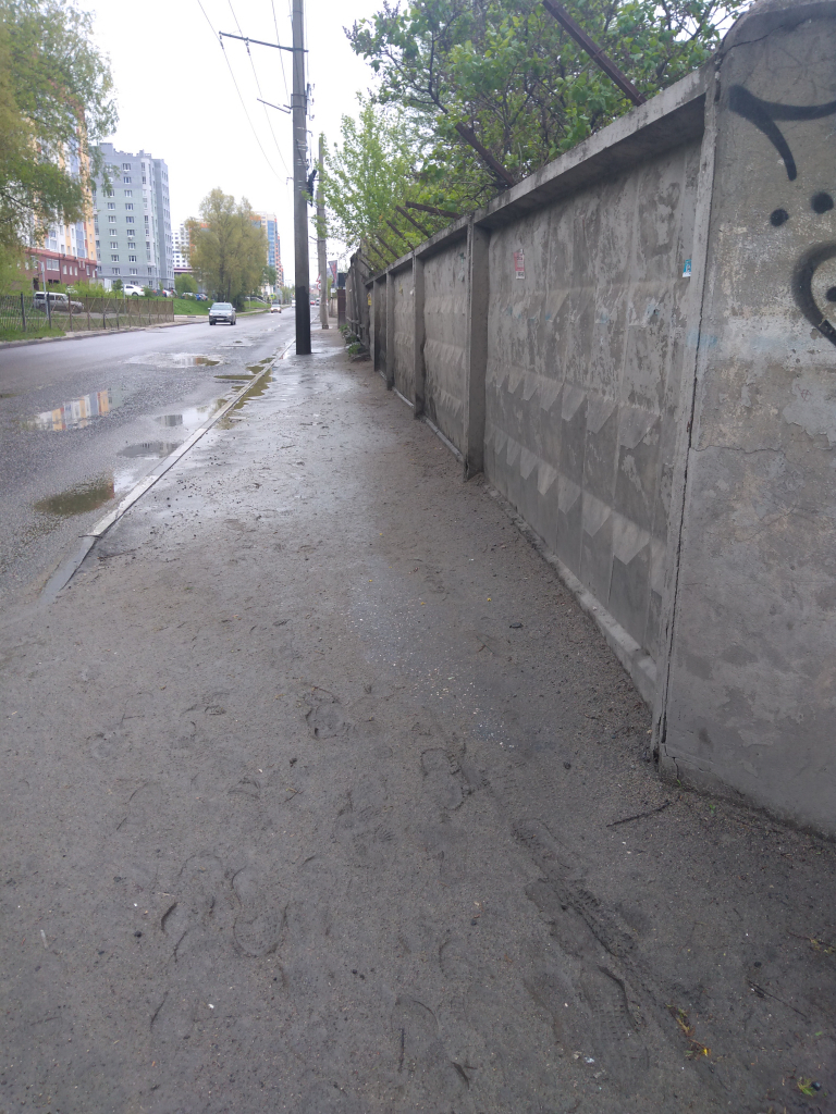 Без резиновых сапог никак: как выглядит тротуар на Окском шоссе