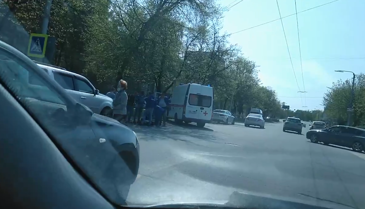 Врачи оказывают помощь: аварию на Есенина засняли на видео