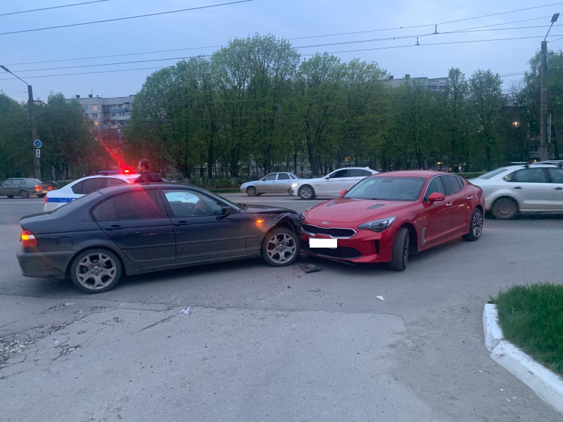 Дело было на парковке: на Московском шоссе столкнулись “Киа” и “БМВ”