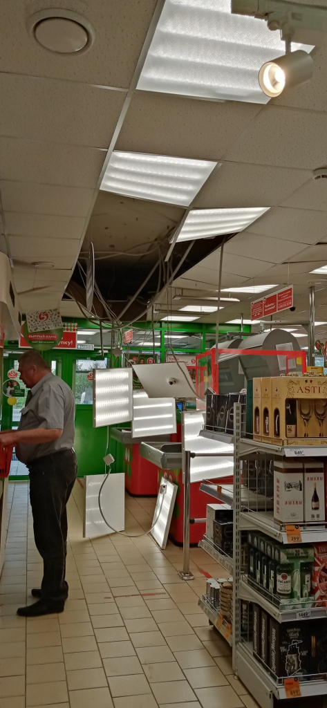 Последствия урагана: в одной из рязанских “Пятерочек” пробило потолок