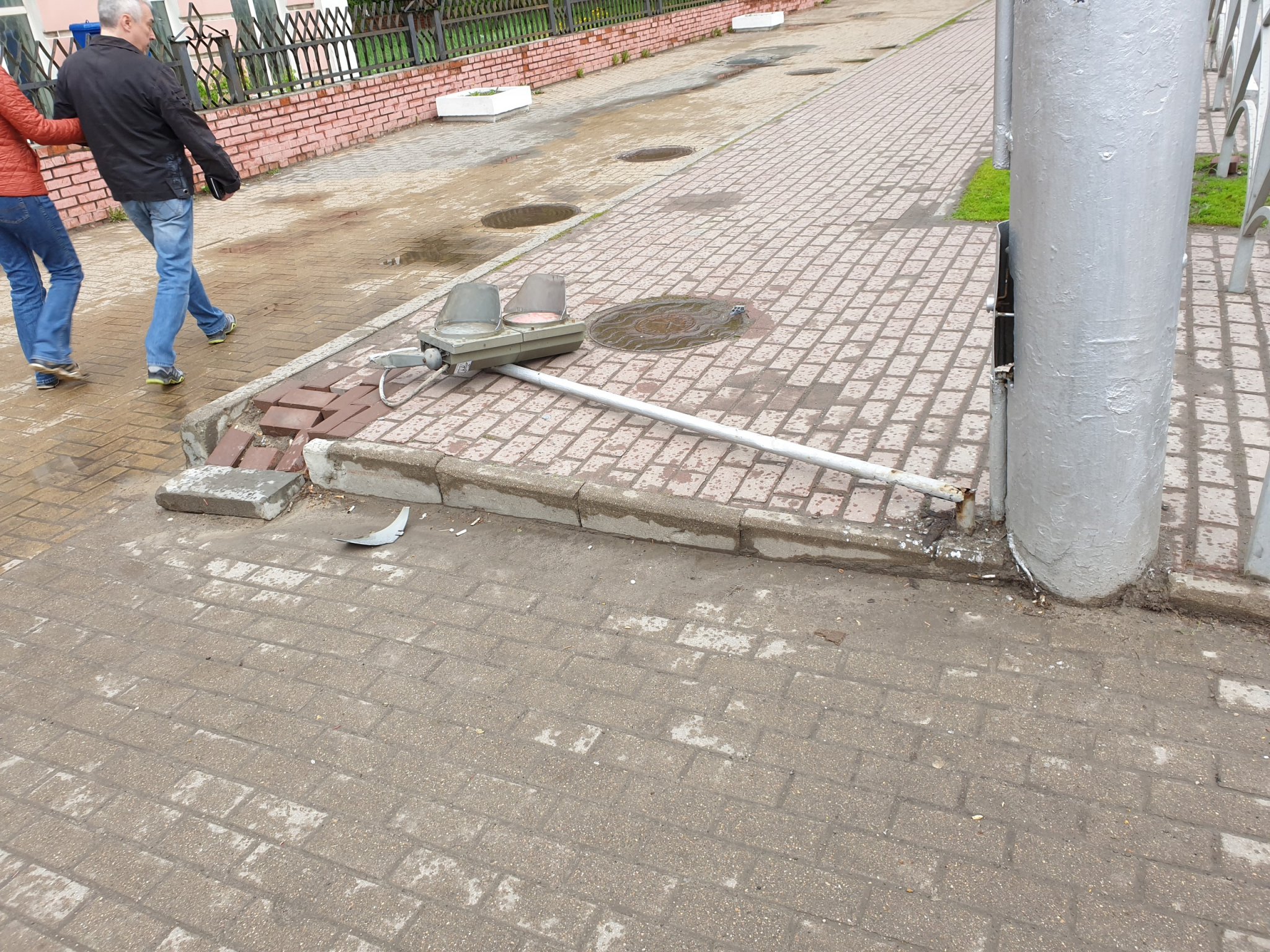 Не выдержал груза ответственности: в центре Рязани рухнул светофор
